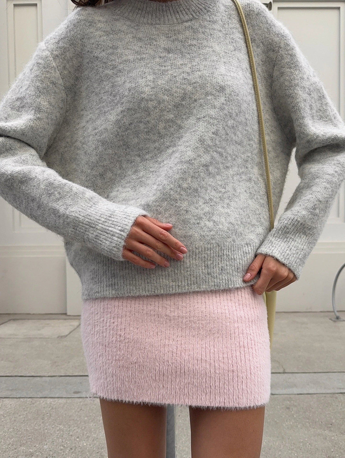 Stickad tröja med rund hals – oversized i ljusgrå