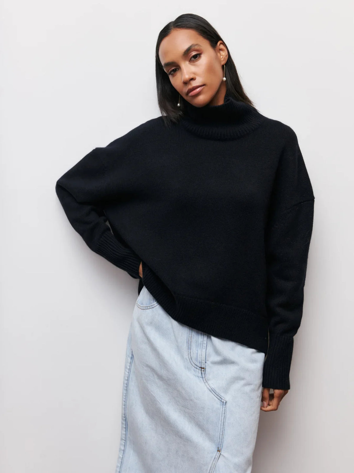 Oversized polotröja med slitsar – dam i svart