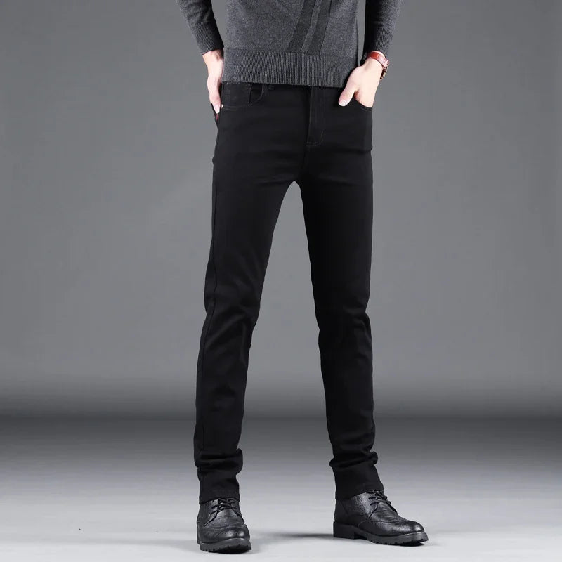Svarta slim fit-jeans med stretch på modell