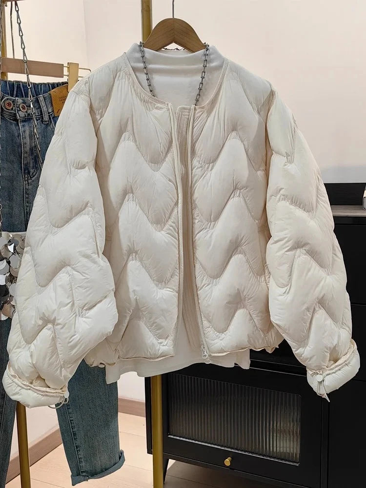 Lätt quiltad jacka med vågmönster i beige