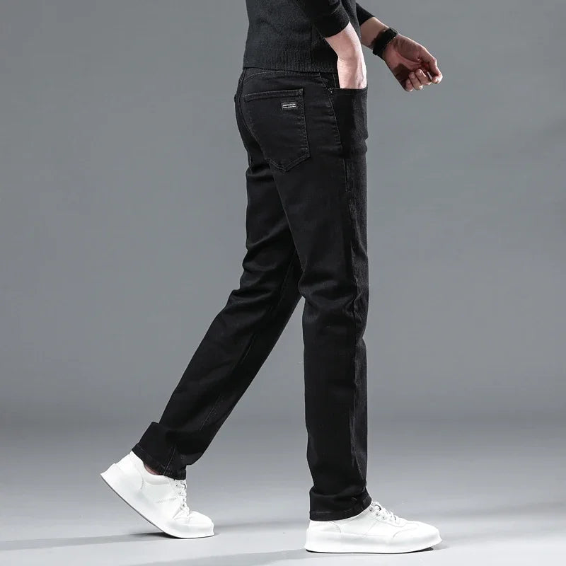 Fodrade jeans med rak passform på modell