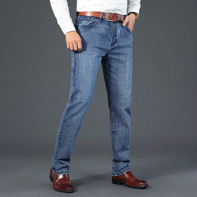Klassiska raka jeans med stretch på modell