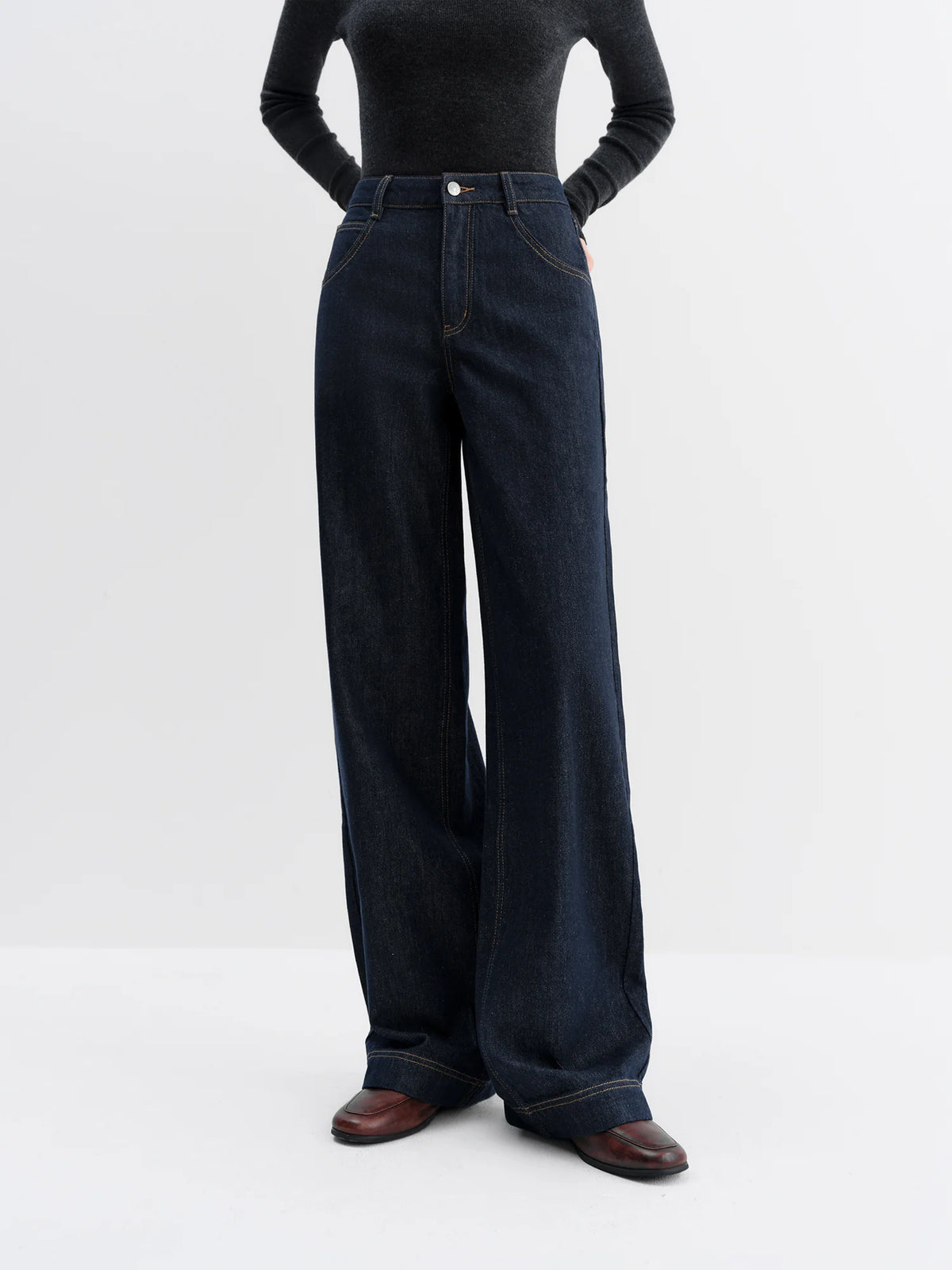 Vida jeans med hög midja och kontrastsöm i mörkblå