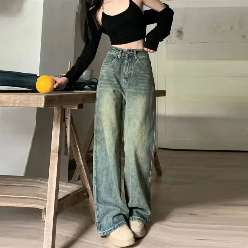 Raka jeans i vintagetvätt – dam på modell