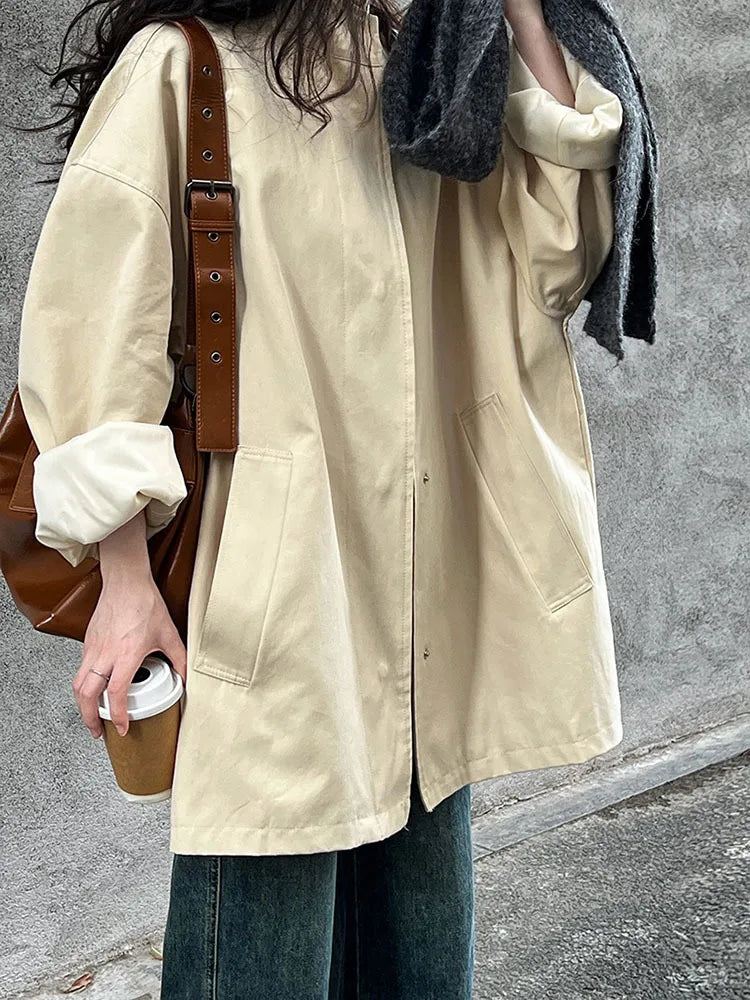 Kort trenchcoat med enkelknäppning – dam i beige