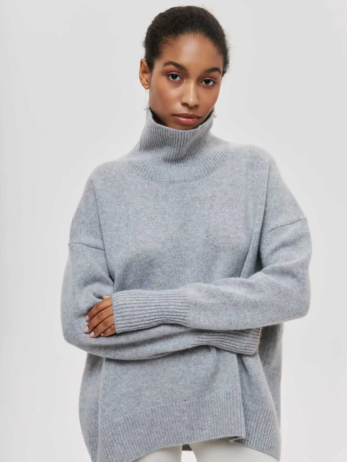 Oversized polotröja med slitsar – dam i grå