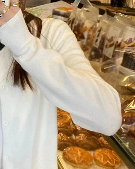 Kort stickad kofta med rund hals i vit
