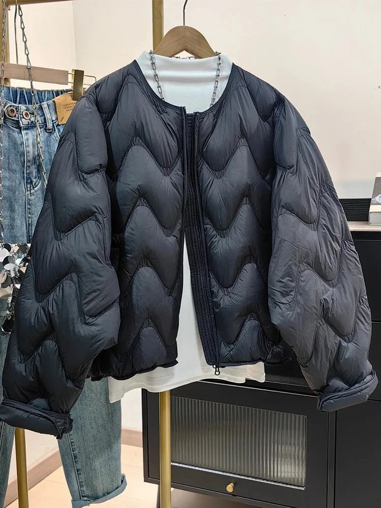 Lätt quiltad jacka med vågmönster i svart
