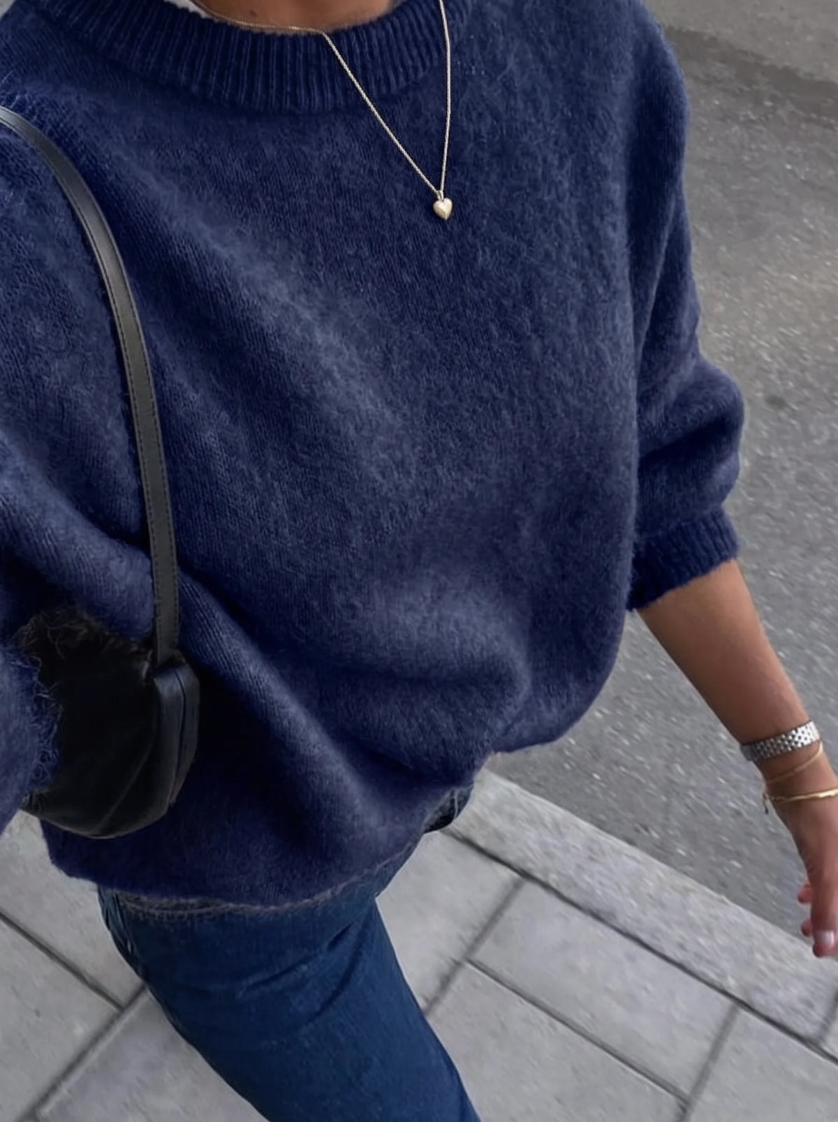 Stickad tröja med rund hals – oversized i marinblå